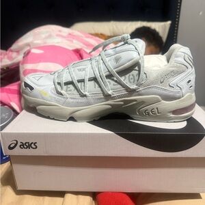 ASICS Men’s Light Gray Sneakers  Tom Cat extra butter edition